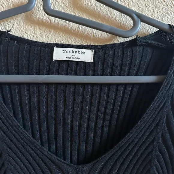 Black Ribbed vneck Crop Top - Picture 2 of 3